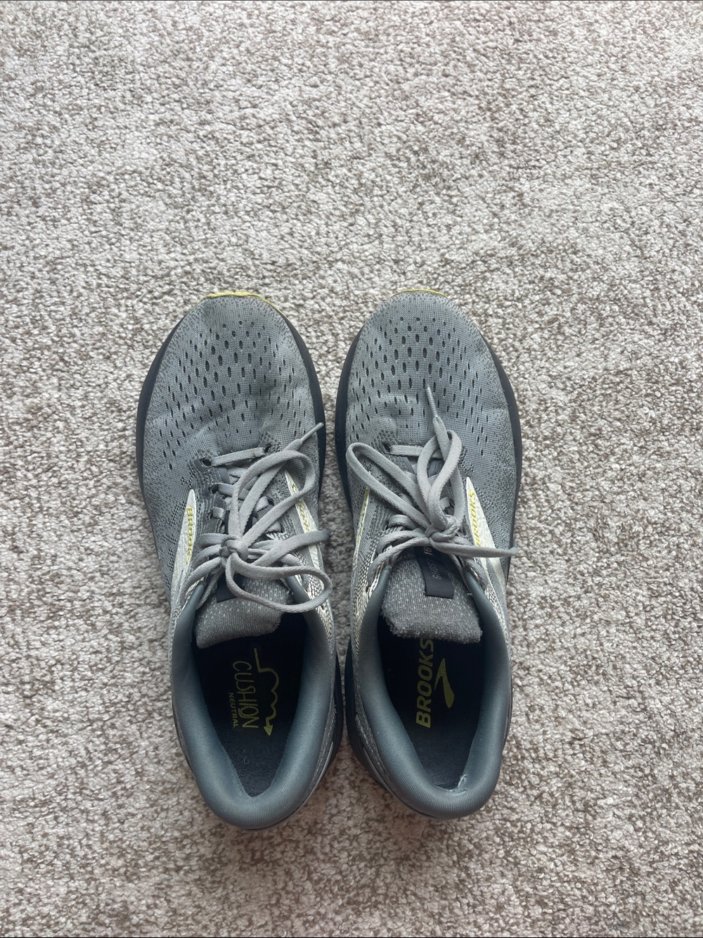 Brooks Men's Gray Running Sneakers with Yellow Accents